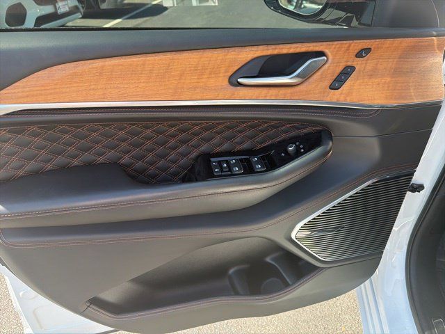 Used 2024 Jeep Grand Cherokee Summit AWD/4WD image 16