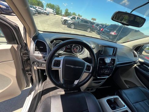Used 2014 Chrysler Town & Country Touring FWD image 4