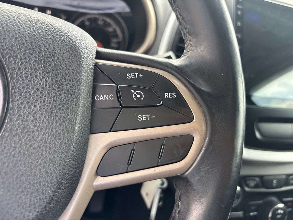 Used 2017 Jeep Cherokee Latitude FWD image 19