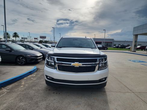 Used 2017 Chevrolet Suburban LT RWD image 2