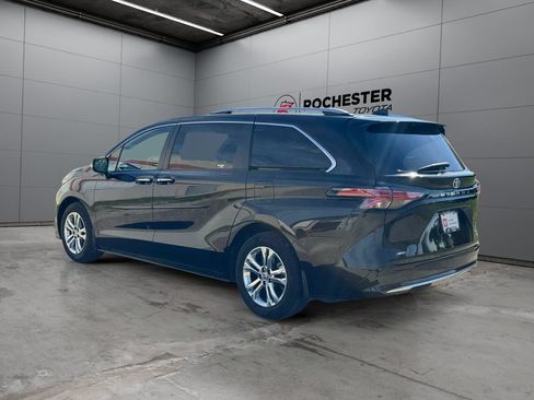 Used 2022 Toyota Sienna Platinum AWD/4WD image 3