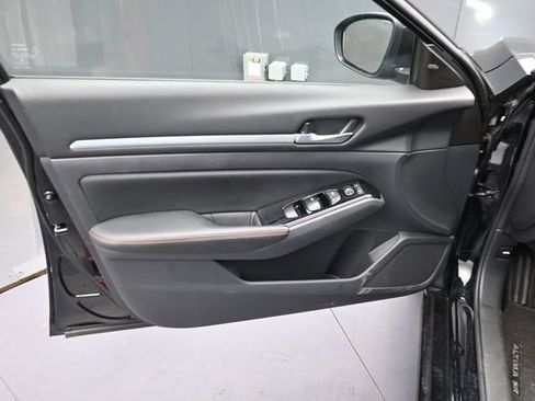 Used 2025 Nissan Altima 2.5 SR AWD/4WD image 13