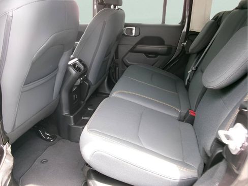 Used 2025 Jeep Wrangler Unlimited Sahara AWD/4WD image 9