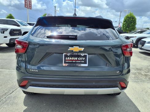 Used 2025 Chevrolet Trax LT FWD image 6