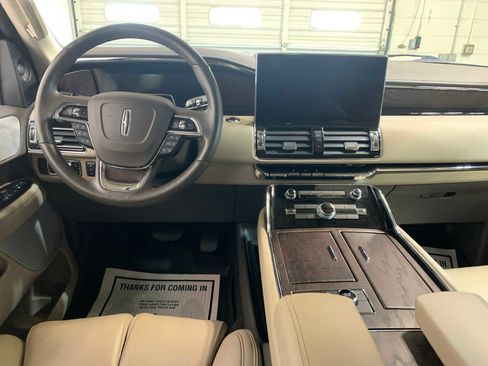 Used 2023 Lincoln Navigator Reserve image 4