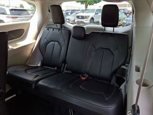 Certified 2022 Chrysler Pacifica Touring-L FWD image 10