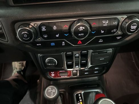 Used 2024 Jeep Wrangler Unlimited image 19