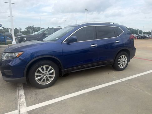 Used 2019 Nissan Rogue SV FWD image 1