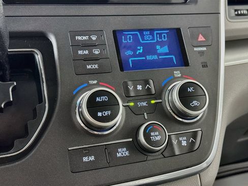 Used 2015 Toyota Sienna LE FWD image 16