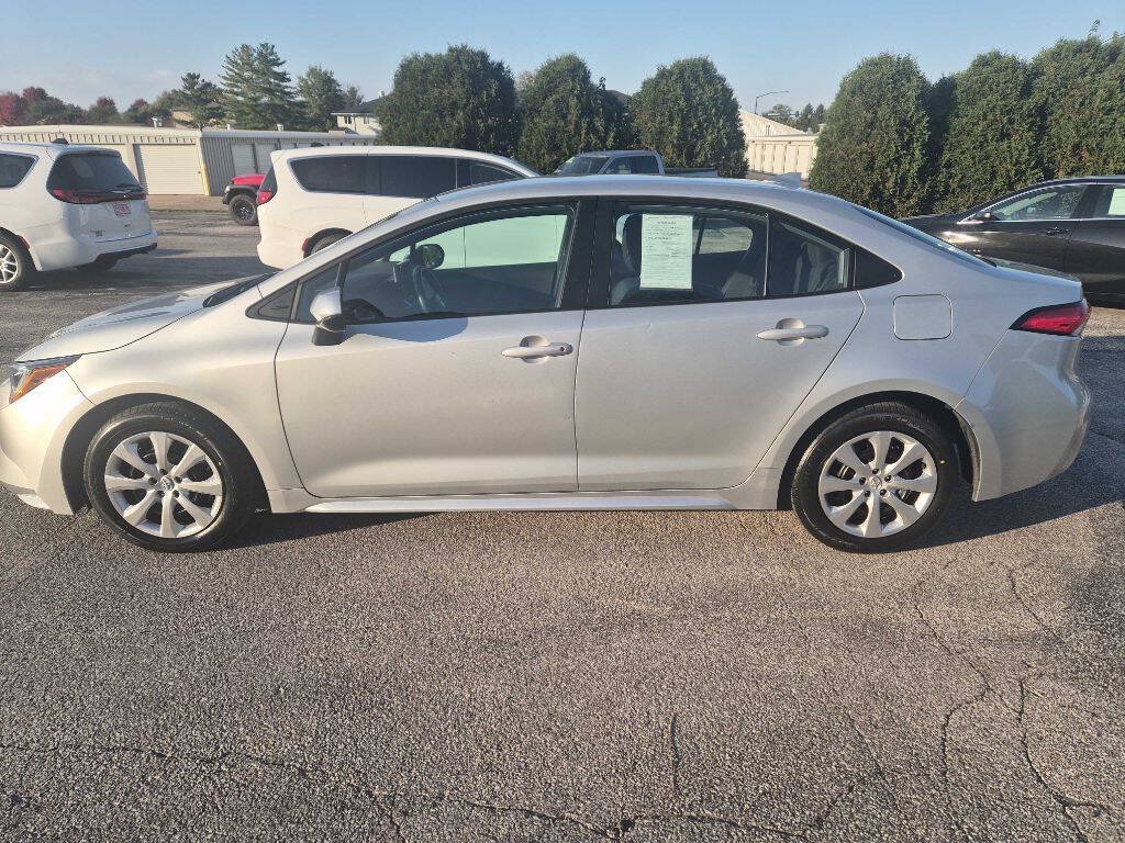 Used 2025 Toyota Corolla LE FWD image 2