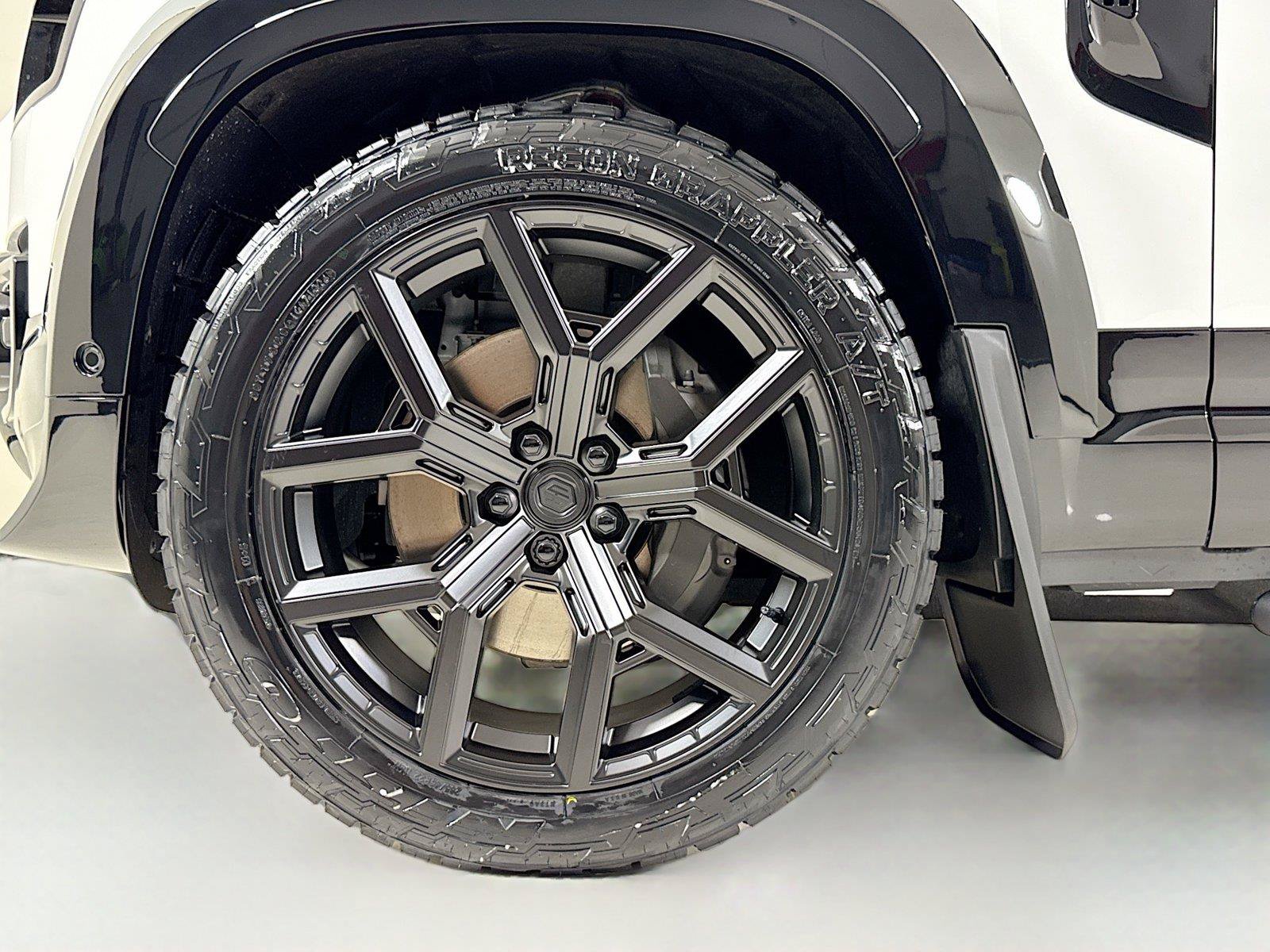 Used 2026 Land Rover Defender 110 X-Dynamic SE AWD/4WD image 37