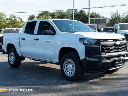 Used 2025 Chevrolet Colorado W/T image 3