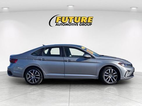 Used 2025 Volkswagen Jetta SE FWD image 4
