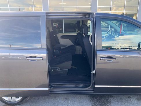 Used 2018 Dodge Grand Caravan SE w/ UConnect Hands-Free Group FWD image 25