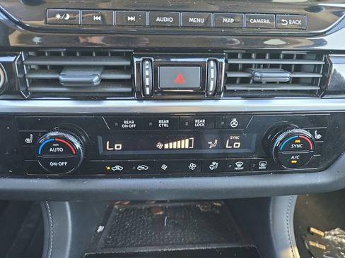 Used 2024 Nissan Pathfinder SL AWD/4WD image 4