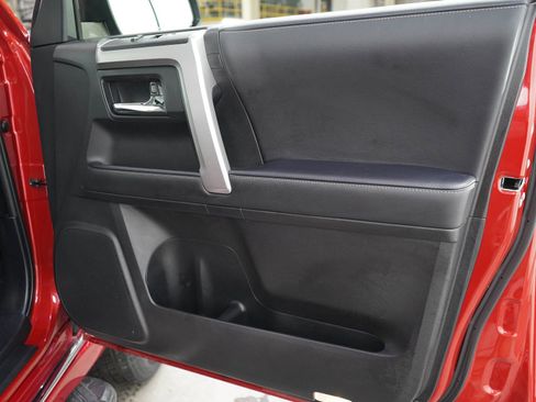 Used 2022 Toyota 4Runner Limited AWD/4WD image 9