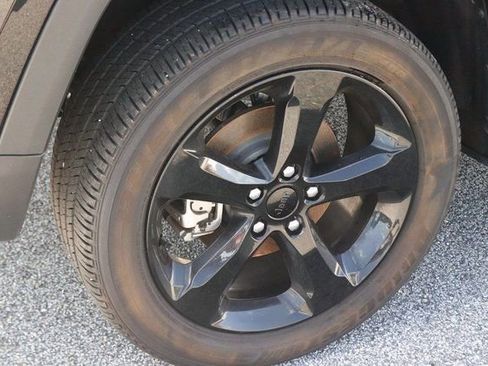 Used 2024 Jeep Grand Cherokee Altitude image 5