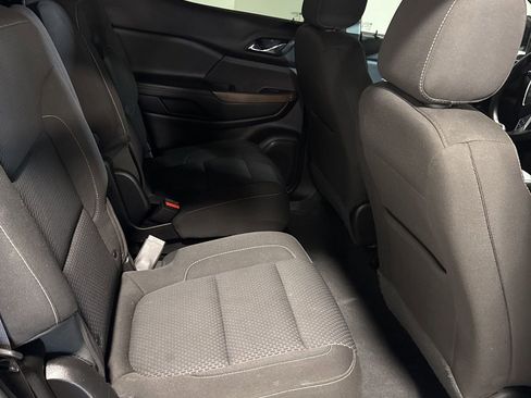 Used 2023 GMC Acadia SLE image 18