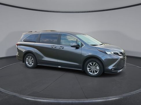 Used 2025 Toyota Sienna XLE FWD image 2