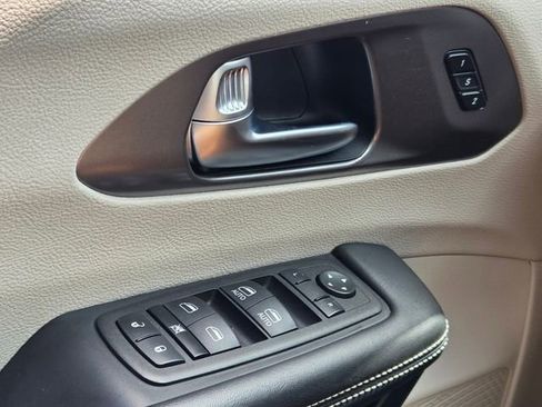 Used 2023 Chrysler Pacifica Touring-L FWD image 32