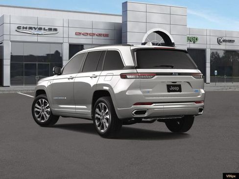 Used 2025 Jeep Grand Cherokee Overland w/ Luxury Tech Group IV AWD/4WD image 5