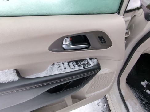 Used 2021 Chrysler Pacifica Touring-L image 8