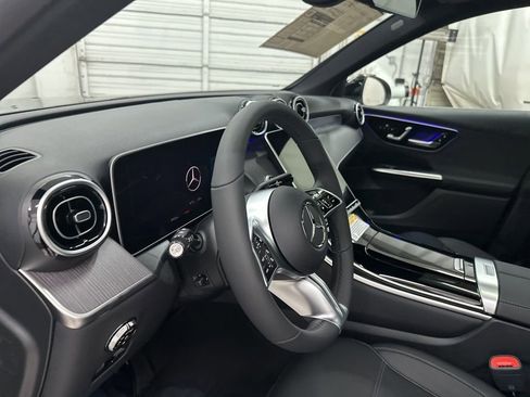 Used 2025 Mercedes-Benz GLC 300 4MATIC image 9
