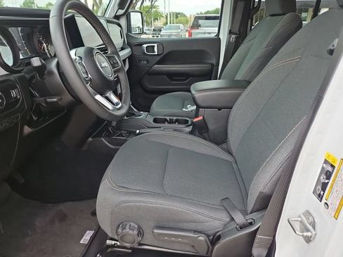 Used 2025 Jeep Wrangler Unlimited Sahara AWD/4WD image 18