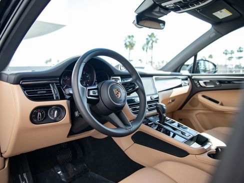Certified 2025 Porsche Macan image 4