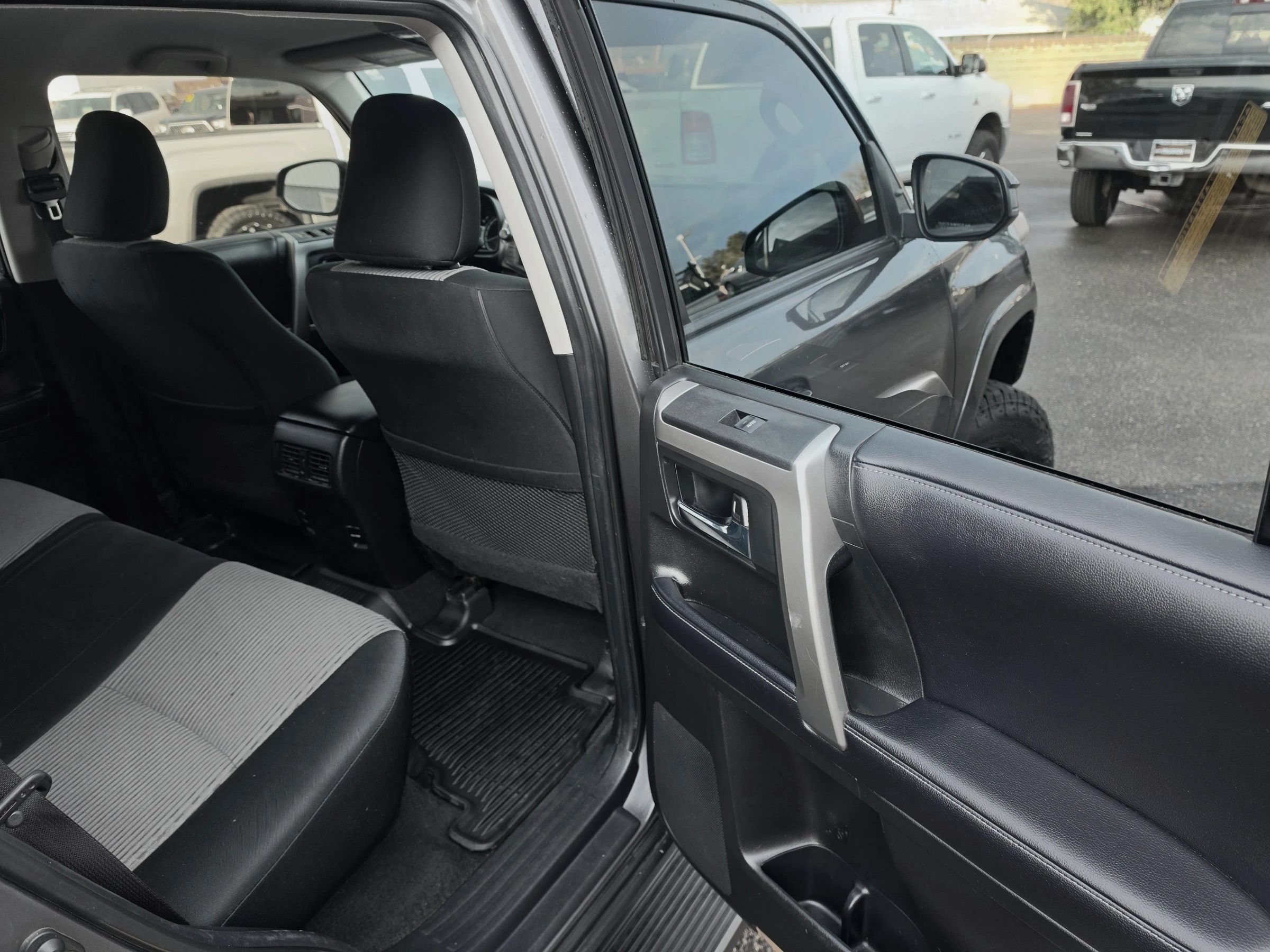 Used 2018 Toyota 4Runner SR5 AWD/4WD image 33