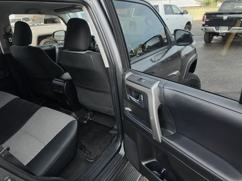 Used 2018 Toyota 4Runner SR5 AWD/4WD image 33