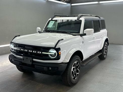 Used 2023 Ford Bronco Outer Banks AWD/4WD image 3