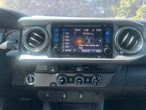 Used 2017 Toyota Tacoma TRD Sport w/ Tow Package RWD image 12