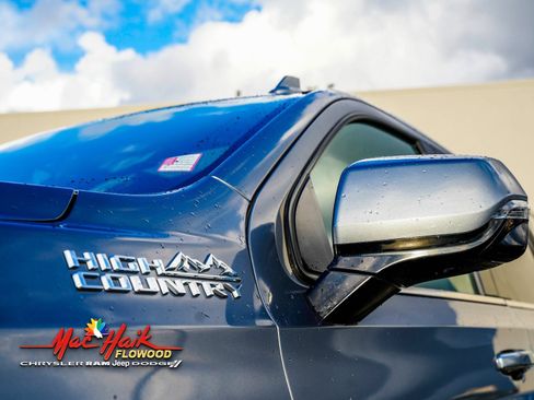 Used 2022 Chevrolet Suburban High Country image 3