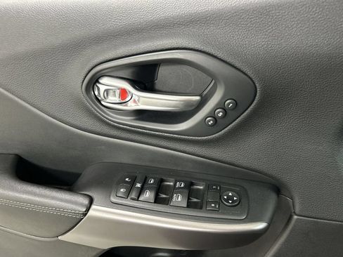 Used 2019 Jeep Cherokee Limited AWD/4WD image 11