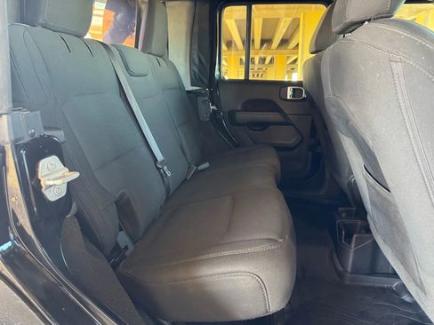 Used 2020 Jeep Wrangler Unlimited Sahara image 17