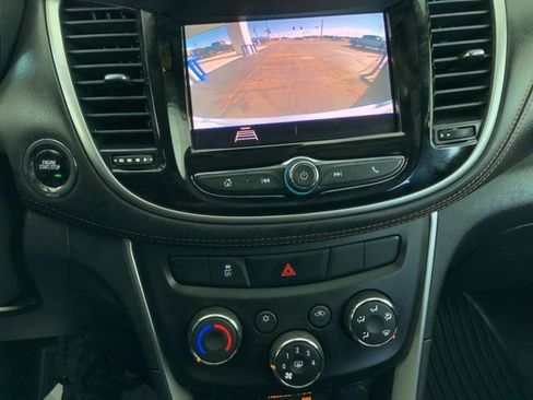 Used 2022 Chevrolet Trax LT w/ LT Convenience Package image 23