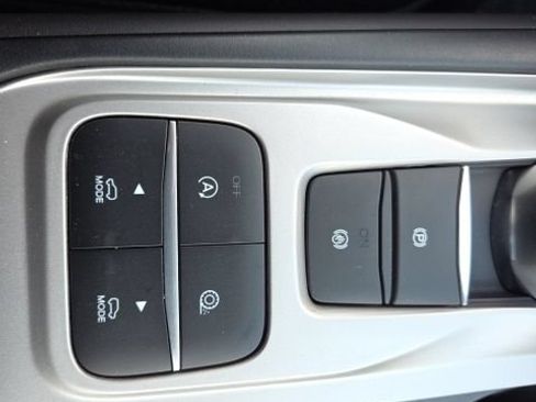 Used 2024 Ford Explorer XLT RWD image 31