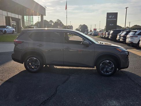 Used 2025 Nissan Rogue SV FWD image 14
