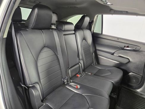 Used 2021 Toyota Highlander XLE FWD image 16