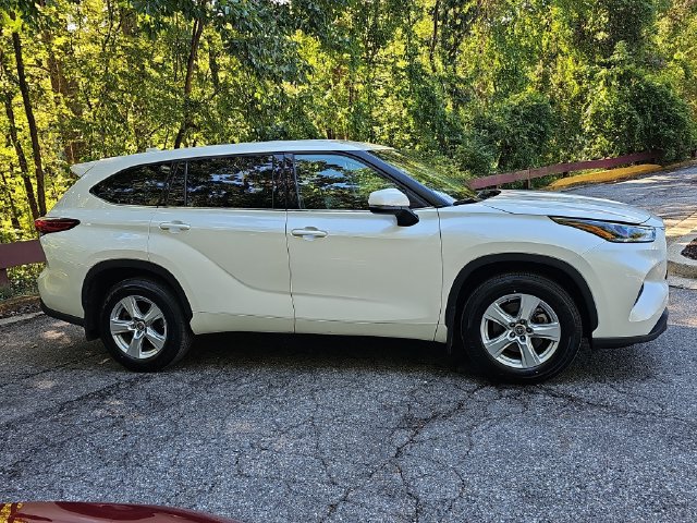 Used 2021 Toyota Highlander L AWD/4WD image 2