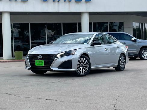 Used 2024 Nissan Altima 2.5 SV FWD image 2