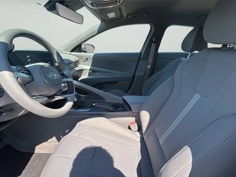 Certified 2025 Hyundai Elantra SE FWD image 18