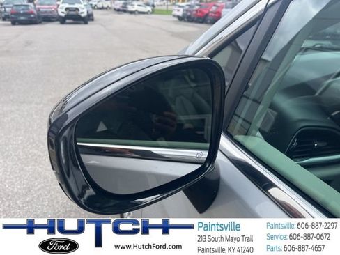 Used 2024 Chrysler Pacifica Touring-L FWD image 18