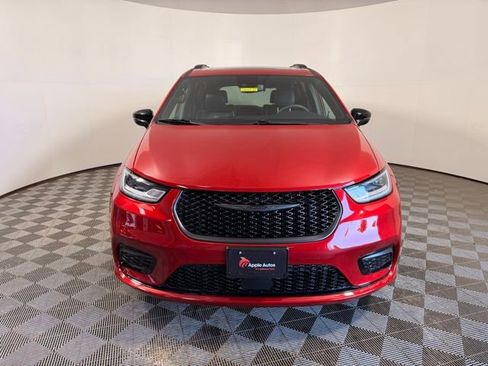 Used 2025 Chrysler Pacifica Limited image 3