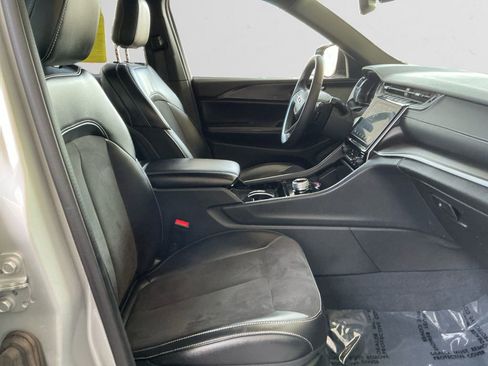 Used 2023 Jeep Grand Cherokee Altitude image 15