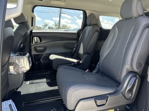 New 2026 Kia Carnival LX FWD image 17