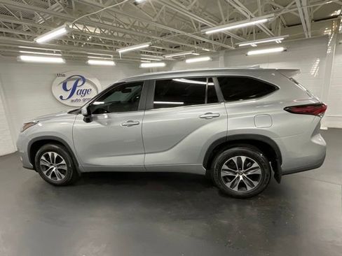 Used 2024 Toyota Highlander XLE AWD/4WD image 2