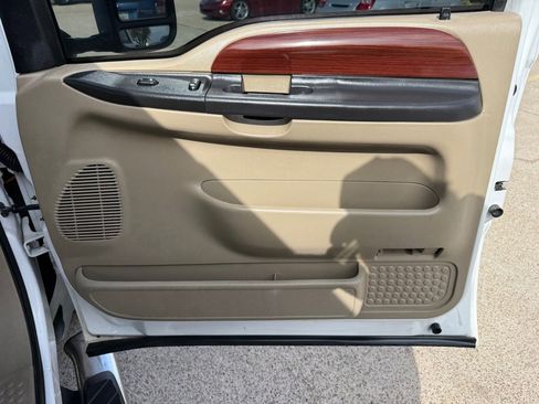 Used 2005 Ford F250 2WD Crew Cab Super Duty image 25