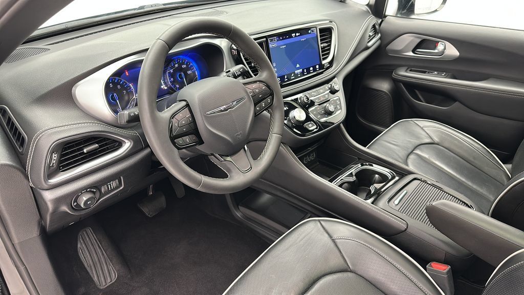 Used 2025 Chrysler Pacifica Limited FWD image 13